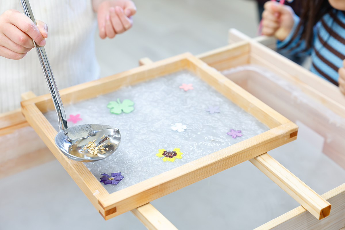 和紙漉き体験の様子